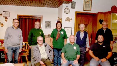 Bild: roh
Das neue Führungsteam mit (von links) Bürgermeister und Kassenrevisor Oskar Schuster, Wanderwart Reinhard Schwarz, Jugendleiterin Gabi Lang, Referent für Öffentlichkeitsarbeit Klaus-Peter Rohrer, Kassenverwalter Heinz Störtzer, (vorne von links) Schriftführer Josef Vogl, Vorsitzendem Manfred Lang und Wegewart Dominik Kunz.