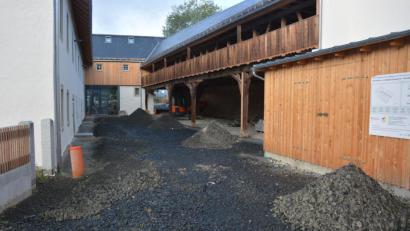 Bild: jr
Jetzt wurde mit dem Bau der Außenanlagen im Schafferhof begonnen. Nachdem über viele Wochen die Baustelle still stand, geht es jetzt auf Druck der Marktgemeinde mit den Arbeiten weiter.