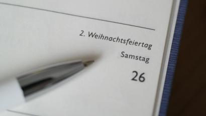 Symbolbild: Jörg Carstensen
Blöd gelaufen: Zweiter Weihnachtstag und Samstag an einem Tag. Trotzdem gibt es auch in diesem Jahr für Arbeitnehmer nur einmal frei.