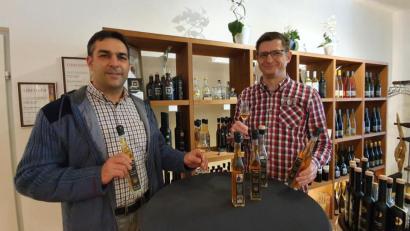 Bild: Peggy Biczysko, fph
Brauer und Metzgermeister Thomas Seitz-Hartwich (links) und Schnapsbrenner und Sommelier Mathias Gerstner haben den ersten Zoigl-Bierlikör kreiert – ein oberpfälzisches Gemeinschafts-Produkt.
