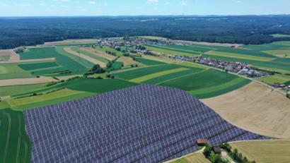 Bildmontage: IG Köfering
So würde die Freiflächen-Photovoltaikanlage am Ortseingang von Köfering laut einer Bildmontage der IG Köfering aussehen.