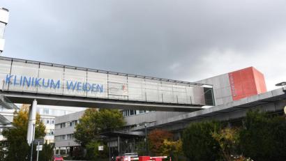 Bild: Gabi Schönberger
Der Randalierer gelangte am Sonntag vom Dach des Klinikums über eine Feuerleiter auf die Glasbrücke und ging über diese auf das Dach der Kinderklinik. Vom Dach warf er Steine auf Autos, Passanten, Gebäude und Polizisten und widersetzte sich der Polizei so heftig, dass drei Beamte verletzt wurden.