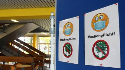 Bild: Gabi Schönberger
Eine generelle Maskenpflicht während des Unterrichts gibt es in den Schulen in Weiden und dem Landkreis Neustadt noch nicht. An den Wirtschaftsschulen in Weiden und Eschenbach wird sie wegen der Überschreitung des Corona-Frühwarnwertes im Landkreis laut Schulleiter Thomas Reitmeier aber vorsorglich ausgegeben.