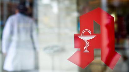 Bild: Ole Spata/dpa
Wie geht es mit der Apotheke weiter? Für einige, die von der Insolvenz des privaten Apotheken-Abrechungszentrums AvP betroffen sind, ist diese Frage offen.