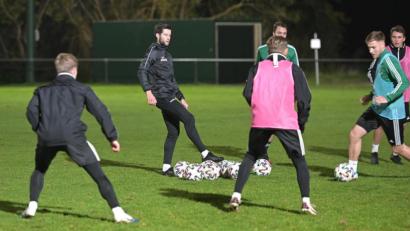 Bild: ref
Maximilian Reichenauer (Zweiter von links) am Dienstagabend beim Training der DJK Ammerthal. Der 25-jährige Raigeringer betreut in nächster Zeit zusammen mit Sportdirektor und Interims-Cheftrainer Tobias Rösl den Bayernligisten.