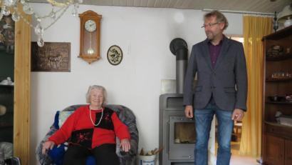 Bild: jzk
Zweiter Bürgermeister Hermann Schraml gratulierte Edeltraud König zu ihrem 85. Geburtstag.