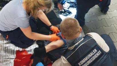 Bild: Sebastian Metzner, Taktische Einsatzmedizin Metzner/exb
Teilnehmer des Kurses bei ihrer größten Herausforderung: Die Notversorgung eines schwer verletzten Motorradfahrers.
