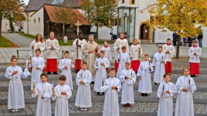 Bild: bph
Am frühen Vormittag, als die erste Gruppe mit 14 Kindern zur Kirche zog war es zwar noch ziemlich kalt, und doch strahlten die Erstkommunionkinder in ihren weißen Kleidern.