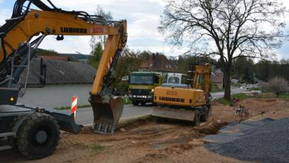 Bild: jr
Der Baum an der Ortseinfahrt nach Maiersreuth aus Richtung Waldsassen bildet künftig den Mittelpunkt einer Verkehrsinsel, die die Staatstraße 2175 in diesem Bereich teilt.