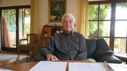 Bild: jut
Prof. Fritz-Dieter Doenitz in seinem Wohnzimmer in Schirmitz mit jeder Menge Unterlagen, mit denen er gegen Solarparks in Bayern argumentiert.