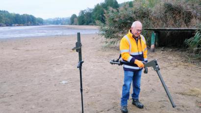 Bild: do
Mit sensiblen Geräten zum Aufspüren von Metall- und Elektroteilen sucht Kampfmittelbeseitiger Diethard Posorski im sandigen Untergrund des Rußweihers nach explosiven Hinterlassenschaften aus dem Zweiten Weltkrieg.