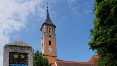 Bild: le
Der Markt kann 2023 sein 1075-jähriges Bestehen feiern. Im Bild der neugestaltete Marktplatz, im Hintergrund die frühere Simultankirche, heute die evangelische Pfarrkirche, davor eines der ältesten Häuser, der mächtige Gebäudetrakt des Hotels „Goldener Löwe“.