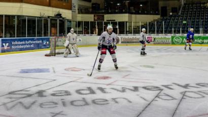 Bild: exb
Unter anderem weil viele Eishockeyspieler mit dem Coronavirus infiziert sind, ist das Weidener Eisstadion ab sofort geschlossen.