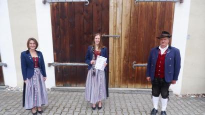 Bild: bö
Stolz sind die Musikerinnen und Musiker der Trachtenkapelle Hohenburg auf die Leistung von Nina Plank (Mitte). An der bayerischen Musikakademie in Hammelburg legte sie die D3-Prüfung für das Goldene Musikerleistungsabzeichen sehr erfolgreich ab. Dazu gratulierten Dirigentin Anja Paulus (links) und Trachtenkapellenvorstand Markus Mitschke (rechts) zusammen mit Ausbilderin Stephanie Jung, die nicht mit dabei sein konnte.