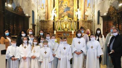 Bild: do
12 Kommunionkinder der Pfarrei Speinshart öffneten ihr Herz für Kinder und spendeten 1200 Euro an die Kinderkrebshilfe sowie an das SOS-Kinderdorf. Unser Bild zeigt die Erstkommunikanten mit den Tischmüttern, den Spendenempfängern Andreas Steinl und Andrea Gericke und Pfarrer Adrian Kugler.