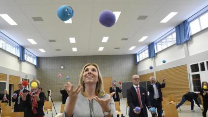 Bild: Petra Hartl
Staatssekretärin Anna Stolz vom Bayerischen Staatsministerium für Unterricht und Kultus probiert die Übungen bei der Vorstellung von Voll in Form II an der Mittelschule in Kümmersbruck selbst aus.