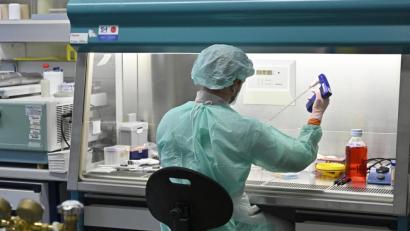 Symbolbild: Hans Punz/APA/dpa
Ein Labor-Mitarbeiter macht Untersuchungen zur Abklärung des Coronavirus.