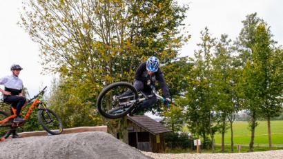 Bild: chl
Seit einigen Wochen ist der Pumptrack in Elbart bei Freihung eröffnet: Der Fahrrad-Parcours ist etwa 500 Quadratmeter groß, die Strecke gut 110 Meter lang.
