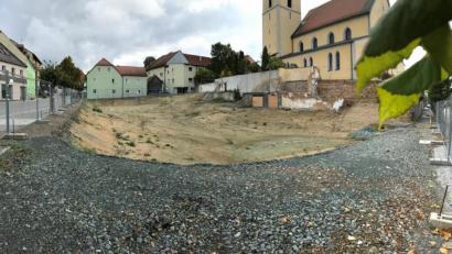 Bild: Gabi Schönberger
Noch ist das Areal im Herzen der Stadt mit einem Bauzaun umgeben. Die Planungen für den Neubau des "Oberpfälzer Hofs" laufen auf Hochtouren. Der Investor hofft 2021 "so bald wie möglich" beginnen zu können.