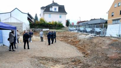 Bild: Stephan Huber
Vor dem Spatenstich an der Regensburger Straße 68: An dieser Stelle entsteht das neue Geschäfts- und Wohnhaus.
