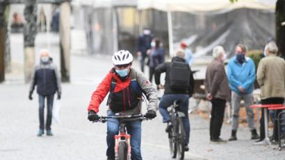 Bild: Gabi Schönberger
Egal ob mit dem Fahrrad oder zu Fuß: In der Weidener Fußgängerzone gilt ab sofort Maskenpflicht.