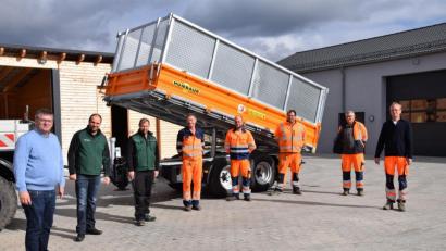 Bild: bö
In Schmidmühlen wurde ein neuer Kippanhänger für den Bauhof angeschafft. Von links Bürgermeister Peter Braun, Martin Rester und Thomas Prößl von Landtechnik Rester, sowie die Bauhofmitarbeiter Dieter Baumer, Daniel Wolfsteiner, Christian Lautenschlager (Vorarbeiter), Thomas Riegel und Manuel Müller.