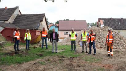 Bild: flt
Der Durchbruch von der Schlossstraße in das neue Baugebiet Kapellenweg erfolgte bereits im Sommer. Zur weiteren Durchführung trafen sich Mitarbeiter der Planungsfirma BBI aus Regensburg und der bauausführenden Firma Strabag mit Bürgermeister Lothar Müller und den verantwortlichen Mitarbeitern aus dem Bauamt, um Details und Terminabläufe zu besprechen.