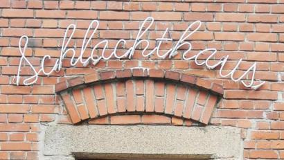 Bild: ld
Diese Tür bleibt vorerst verschlossen. Die Einweihung des Schlachthauses wurde abgesagt und auf einen noch unbekannten Termin verschoben.