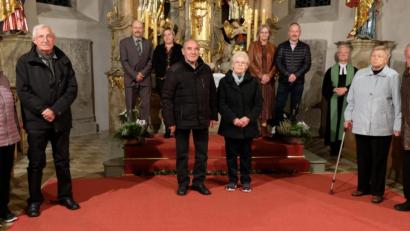 Bild: le
Die Ehejubilare (von links) Hildegard und Josef Schaller (55 Ehejahre), Agnieska und Ernst Bergler (25 ), Gerda und Gerhard Meyer (55), Caroline und Wolfgang Lang (25) mit Pfarrer Wilfried Römische. Des Weiteren Ilse und Gerhard Waldmann (60 Ehejahre). Zu den Jubilaren gesellten sich außerdem Paare, sie seit mindestens zehn Jahren verheiratet sind.