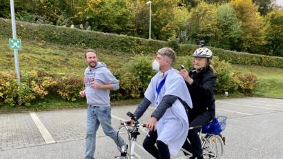 Bild: Eva Schatz/BR
Woidboy Andi Weindl lässt sich während einer Tandemfahrt vom Kastler Boder die Haare schneiden, während Uli Nutz nebenher joggt und sich mit dem Friseur unterhält.