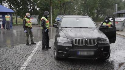 Bild: Alexander Unger
Großkontrolle auf der A6 am Mittwoch bei Waidhaus. Auch die Schleierfahndung war vor Ort.