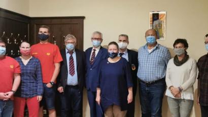 Bild: brü
Der neu gewählte Vorstand der DLRG Amberg (von links): Luca Hertlein (Referent Medizin); Ulrike Meier (Stellvertretende Schatzmeisterin); Max Kratzer (Jugendvorsitzender und Referent Tauchen); Walter Mühlberger (Vorsitzender des Bezirks Oberpfalz); Gerhard Schottenheim (Vorsitzender); Franziska Lehmann (Schatzmeisterin); Peter Winter (Technischer Leiter); Helmut Reinhardt (Revisor); Gabriele Hanysz (Revisor); Bernd Parlow (Stellvertretender Vorsitzender und Schriftführer).