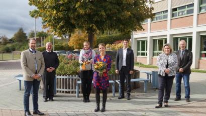 Bild: wel
Zahlreiche Ehrengäste nahmen an der offiziellen Einführung der neuen Konrektorin Stefanie Hauser (Mitte) teil (von links): Elternbeiratsvorsitzender Alexander Ried, Dekan Alfons Kaufmann, stellvertretende Elternbeiratsvorsitzende Verena Teplitzky, Bürgermeister Rudolf Teplitzky sowie Rektorin Christine Schneider und Konrektor der Mittelschule Rudi Schneider.