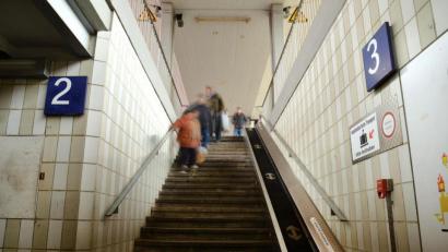 Archivbild: Hartl
Von Barrierefreiheit ist am Amberger Bahnhof keine Spur. Zumal inzwischen auch noch die störanfälligen Gebäckbänder abgebaut worden sind. Doch Stadt Amberg und Bahn planen jetzt gemeinsam.