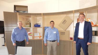 Bild: rn
Wenn Mondi sein Werk in Eschenbach erweitern will, hört Bürgermeister Marcus Gradl genau hin, versichert er den Firmenvertreten Burkhard Vogel (rechts) und Ludwig Gabler (links).