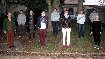 Bild: wro
Bürgermeister Toni Dutz (links) gratulierte zur neuen, verjüngten Vorstandschaft. Im Bild (von rechts): Nadine Kneißl, Roland Oppl, Roland Dürnhofer, Verena Haberkorn, Helmut Gleißner, Kathrin Gleißner, Vanessa Haberkorn, Theresa Oppl und Jonas Klarner.