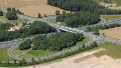 Luftbild: Michael Ascherl
Die Einmündungen an der Ausfahrt Windischeschenbach der A 93 in die Staatsstraße 2181 sollen künftig per Ampel geregelt werden.