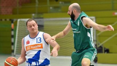 Bild: af
Die Hamm Baskets um Kapitän Daniel Waldhauser (links) müssen auf ihr erstes Saisonheimspiel noch warten. Die Partie gegen die TS Herzogenaurach wurde aufgrund der hohen Corona-Fallzahlen in Weiden abgesagt.