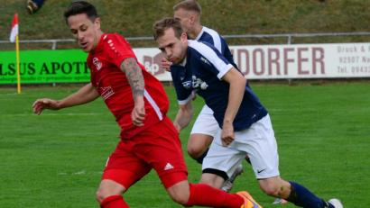 Bild: mhs
Sven Seitz (links) wirkt nicht nur von außen auf seine neue Mannschaft des TV Nabburg ein, sondern mischt als Spielertrainer mitten im Geschehen mit.