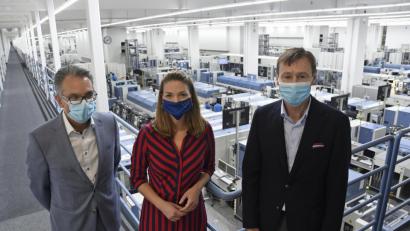 Bild: Petra Hartl
Judith Gerlach bei Siemens in Amberg. Elektronikwerk-Leiter Gunter Beitinger (links) und Vorstandsmitglied Klaus Helmrich zeigten der Staatsministerin für Digitales den Standort.