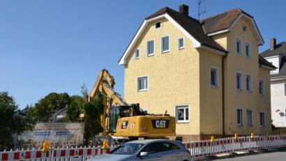 Bild: tk
Der Bagger steht schon bereit. Hier wird am Sonntag die Regensburger Straße gesperrt.