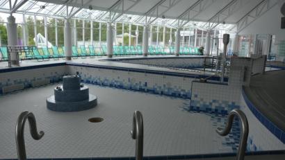 Archivbild: jr
Die Schließung des Kurmittelhauses (im Bild das leere Becken) wirkt sich auf das Betriebsergebnis 2020 aus.