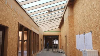 Bild: Hirsch
Im Spielflur des künftigen Kinderhauses "Storchenwiese" in Fronberg ist genug Platz zum Toben,.