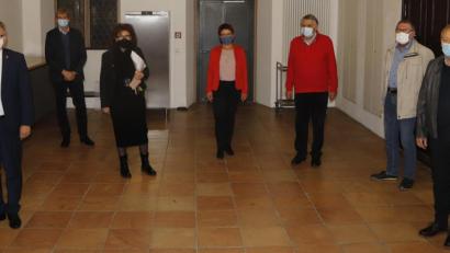 Bild: mfh
Nach den Neuwahlen bei der gebietsverkehrswacht Sulzbach-Rosenberg (von links).: Vorsitzender Michael Göth, stellvertretender Landrat Michael Rischke, Kassiererin Jutta Promm, Geschäftsführerin Rosalia Wendl, stellvertretender Vorsitzender Helmuth Singer, stellvertretender Geschäftsführer Johann Gebhardt und der Vorsitzende der Kreisverkehrswacht Amberg, Gernot Schötz.