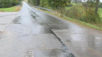 Bild: ohr
Das rund 600 Meter lange Teilstück ab Unterauerbach Richtung Altendorf weist sanierungsbedürftige Flächen aus. Der Gemeinderat beschloss, die Straßenschäden zu beseitigen.