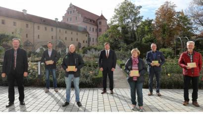 Bild: Wolfgang Steinbacher
Florian Junkes (links), der Hohenburger Bürgermeister und Vorsitzende des ZEN-Fördervereins, sowie stellvertretender Landrat Stefan Braun (Mitte) überreichten die Grünen Hausnummern an Tobias List und Konrad Meier (Zweiter und Dritter von links) sowie (von rechts) Hans Wenkmann, Alfred Steindl und Anneliese Wenkmann, die das Schild für ihren Sohn Andreas Wenkmann entgegennahm.