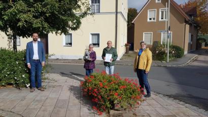 Bild: gi
Bürgermeister Armin Bulenda (links) dankt Anneliese und Georg Seiderer für ihren 20. Aufenthalt in Moosbach. Begleitet wurden sie von Heidi Wittmann (rechts).