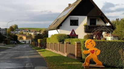 Bild: lnz
In zahlreichen Orten der Region gibt es farbige Warnfiguren zur Temporeduzierung, wie etwa hier in Neuhof (Gemeinde Leonberg). Josef Schwägerl regte den Kauf solcher Figuren auch für die Mitterteicher Ortsteile an.