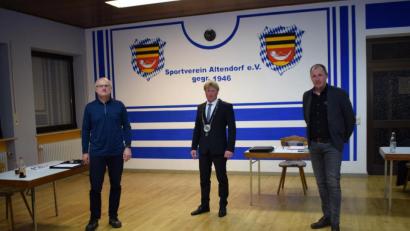 Bild: bnr
Nach dem Ergebnis der konstituierenden Sitzung des Gemeinderates stehen Bürgermeister Markus Schiesl (Mitte), Zweiter Bürgermeister Reinhold Merkl und Dritter Bürgermeister Markus Dirschwigl (rechts) an der Spitze der Gemeinde Altendorf.