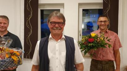 Bild: bö
Sein Engagement für den Verein der Dorfgemeinschaft in Allersburg ist sprichwörtlich. Seit 20 Jahren steht Alois Siegert (Mitte) an der Spitze der Dorfgemeinschaft Allersburg e.V. Dafür bedankte sich die Gemeinschaft mit Martin Plank (links) und dem stellvertretenden Vorsitzenden Josef Kaiser (rechts).